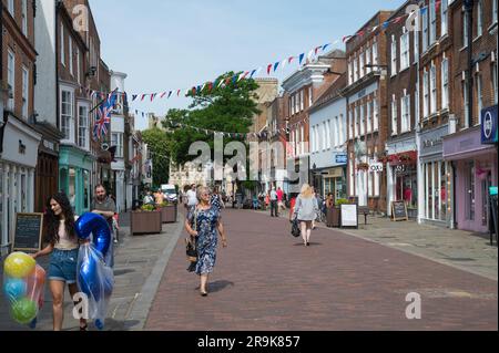 Leute, die in der East Street, im Stadtzentrum von Chichester einkaufen. West Sussex, England, Großbritannien Stockfoto