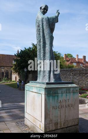 Statue des Heiligen Richard, eine Bronzeskulptur des Schutzpatrons von Sussex von Philip Jackson. Chichester Cathedral, Chichester, West Sussex, England, Großbritannien Stockfoto