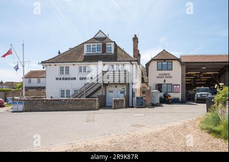 Chichester Harbour Office und Haines Boatyard in West Itchenor, Chichester, West Sussex, England, Großbritannien Stockfoto