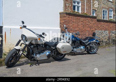 Zwei Harley-Davidson-Motorräder auf der Straße. England, Großbritannien Stockfoto