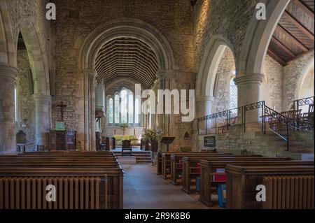 Das Innere der Heiligen Dreifaltigkeitskirche Bosham mit Blick auf das Schiff in Richtung Altar. Bosham, West Sussex, England, Großbritannien Stockfoto