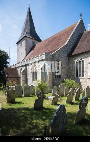 Außenansicht der Holy Trinity Church, eine anglikanische Kirche der Kategorie I. Einige Teile des Gebäudes stammen aus der sächsischen Zeit. Bosham, West Sussex, England, Großbritannien Stockfoto
