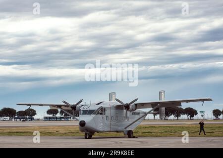 Buenos Aires, Buenos Aires, Brasilien. 27. Juni 2023. Der kurze Skyvan, früher PA-51 der argentinischen Marinepräfektur (PNA), Landete diesen Samstag nach fast 30 Jahren außerhalb des Landes im Aeroparque Jorge Newbery. Es war der letzte Ort, an dem die zwölf von der Kirche des Heiligen Kreuzes entführten Menschen lebten, bevor die Unterdrücker sie während der argentinischen Militärdiktatur in die kalten Gewässer der argentinischen See warfen. theÂ Das argentinische Justizsystem bestätigte, dass es das Flugzeug ist, mit dem die Navy drei Mütter der Plaza de Mayo und die französischen Nonnen in die s warf Stockfoto