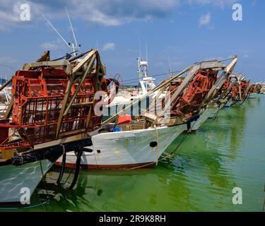 Fischerboote, die im Hafen der Stadt Fano in der Region Marken, Italien, festgemacht sind Stockfoto