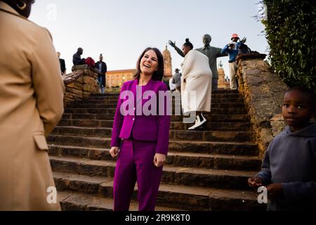 Pretoria, Südafrika. 27. Juni 2023. Annalena Baerbock (Bündnis 90/die Grünen, M), Außenministerin, unterhält sich mit Passanten am Rande einer Fotosession im Union Buildings Park vor der Nelson Mandela Statue. Kredit: Christoph Soeder/dpa-Pool/dpa/Alamy Live News Stockfoto