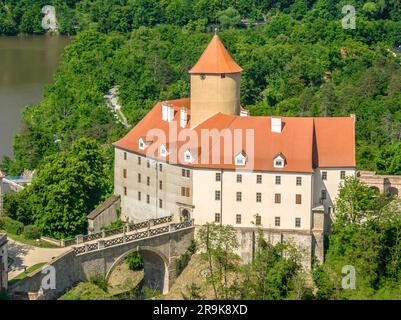 Luftaufnahme der Burg Veveri in Mähren mit großen Innenhöfen, mehreren Toren, quadratischen und runden Türmen mit wolkenblauem Himmel Stockfoto