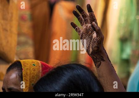 Leh, Indien. 26. Juni 2023. Kaschmiris kaufen vor dem muslimischen
