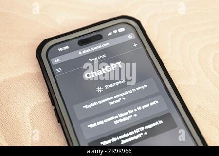 Ostersund, Schweden - 12. März 2023: ChatGPT Chatbot auf einem iPhone. .ChatGPT ist ein von OpenAI entwickelter Chatbot mit künstlicher Intelligenz. Stockfoto