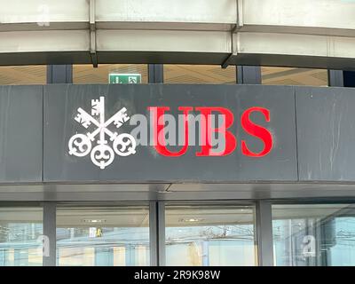 Genf, Schweiz - Januar 12 2023: UBS-Banklogo in Genf. Die UBS Group AG ist eine multinationale Investmentbank und ein Finanzdienstleistungsunternehmen. Stockfoto