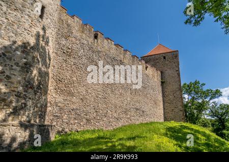 Luftaufnahme der Burg Veveri in Mähren mit großen Innenhöfen, mehreren Toren, quadratischen und runden Türmen mit wolkenblauem Himmel Stockfoto