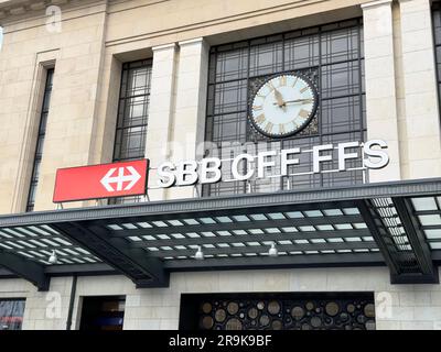 Genf, Schweiz -- 13. Januar 2023: Genfer Bahnhof Cornavin. Swiss Federal Railways ist die nationale Eisenbahngesellschaft der Schweiz. Stockfoto