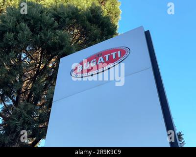 Genf, Schweiz - 15. Januar 2023: Bugatti-Logo in Genf. Automobile Ettore Bugatti war damals deutscher französischer Hersteller von Hochleistungs-Autopiloten Stockfoto