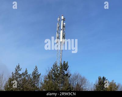 Telekommunikationsturm und blauer Himmelshintergrund. Stockfoto
