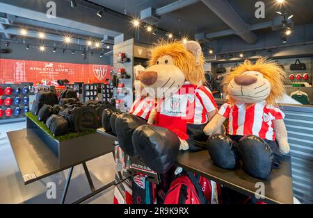 Souvenirs werden im offiziellen Laden in der San Mames Arena verkauft – dem offiziellen Heimstadion des FC Athletic Bilbao, Spanien Stockfoto