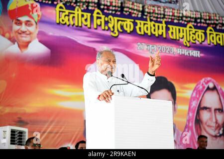 Chittorgarh, Rajasthan, Indien, 27. Juni 2023: Chefminister Ashok Gehlot von Rajasthan spricht während einer Massenhochzeit für 142 Paare aller Religionen in Nimbahera im Bezirk Chittorgarh. Kredit: Sumit Saraswat/Alamy Live News Stockfoto