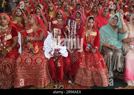 Chittorgarh, Rajasthan, Indien, 27. Juni 2023: Hinduistische und muslimische Bräute während einer Massenhochzeit für 142 Paare aller Religionen in Nimbahera im Bezirk Chittorgarh. Kredit: Sumit Saraswat/Alamy Live News Stockfoto