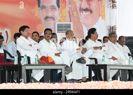 Chittorgarh, Rajasthan, Indien, 27. Juni 2023: Rajasthan Chief Minister Ashok Gehlot mit Ministern und Kongressparteienführern während einer Massenhochheirat für 142 Paare aller Religionen in Nimbahera im Bezirk Chittorgarh. Kredit: Sumit Saraswat/Alamy Live News Stockfoto