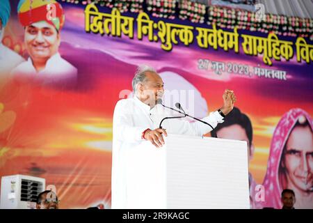 Chittorgarh, Rajasthan, Indien, 27. Juni 2023: Chefminister Ashok Gehlot von Rajasthan spricht während einer Massenhochzeit für 142 Paare aller Religionen in Nimbahera im Bezirk Chittorgarh. Kredit: Sumit Saraswat/Alamy Live News Stockfoto