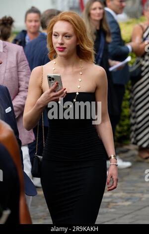 Aachen, Deutschland. 27. Juni 2023. Die Model Anna Ermakova kommt zur MediaNight während der CHIO-Pferdeshow. Kredit: Henning Kaiser/dpa/Alamy Live News Stockfoto