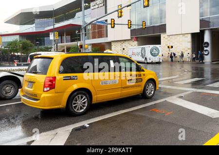 San Antonio, Texas, USA – 9. Mai 2023: Dodge Minivan Yellow Cab Taxis auf der Bowie Street in San Antonio, Texas. Stockfoto
