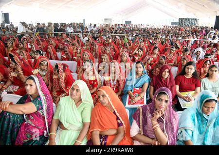 Chittorgarh, Rajasthan, Indien, 27. Juni 2023: Hinduistische und muslimische Bräute während einer Massenhochzeit für 142 Paare aller Religionen in Nimbahera im Bezirk Chittorgarh. Kredit: Sumit Saraswat/Alamy Live News Stockfoto