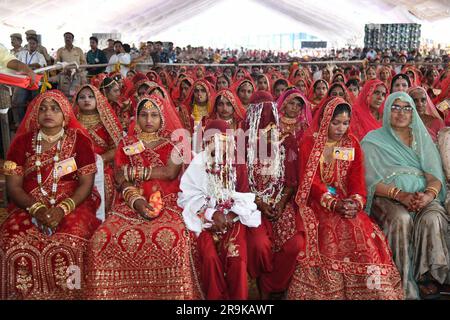 Chittorgarh, Rajasthan, Indien, 27. Juni 2023: Hinduistische und muslimische Bräute während einer Massenhochzeit für 142 Paare aller Religionen in Nimbahera im Bezirk Chittorgarh. Kredit: Sumit Saraswat/Alamy Live News Stockfoto