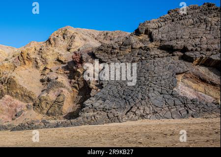 Durch Wind verursachte Felsformationen am Strand La Pared, Fuerteventura, Spanien Stockfoto