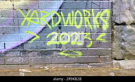 An der Wand befindet sich eine Grafik des Kunstfestivals Yardworks 2023 Stockfoto