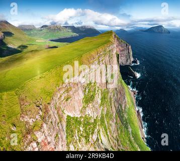 Luftaufnahme der Insel Koltur in der Mitte des Ozeans von majestätischen Klippen, Nordradalur, Streymoy Island, Färöer Inseln Stockfoto