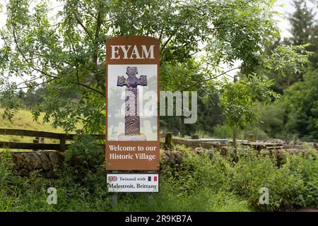 Schild für Eyam Village, Eyam, Derbyshire, England, UK Stockfoto