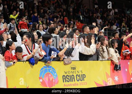 27. Juni 2023; Quaycenter, Sydney Olympic Park, Sydney, NSW, Australien: FIBA Womens Asia Cup 2023, Gruppe A, Neuseeland gegen China; China-Fans jubeln ihr Team an Stockfoto