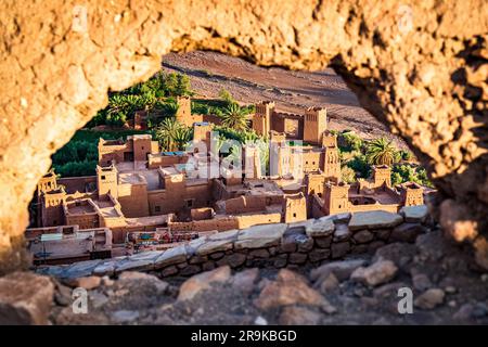 Das befestigte Dorf Ait Ben Haddou ksar bietet einen Blick durch einen Steinbogen bei Sonnenuntergang, die Provinz Ouarzazate, Marokko Stockfoto