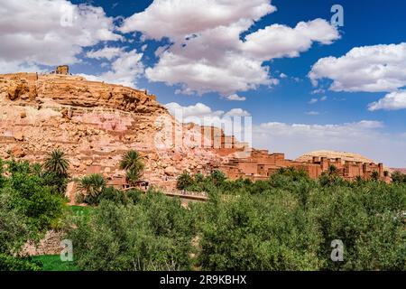 Historische Kasbah (befestigtes Dorf) von Ait Ben Haddou, umgeben von Bäumen, Provinz Ouarzazate, Marokko Stockfoto