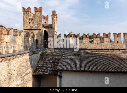 Die Burgmauern und der Turm des Castello Scaligero di Sirmione (Schloss Scaliger) von innen. Eine Wahrzeichen-Festung in Sirmione, Gardasee, Italien, Europa Stockfoto