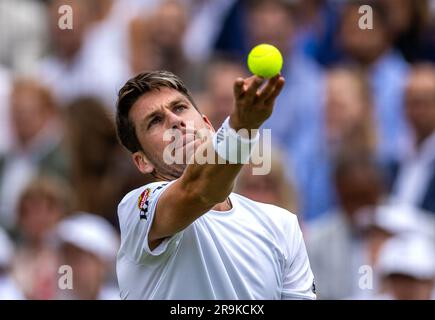 Cameron Norrie spielt während seines ATP EXHO Singles-Spiels gegen Frances Tiafoe am ersten Tag des Giorgio Armani Tennis Classic im Hurlingham Club, London. Foto: Dienstag, 27. Juni 2023. Stockfoto