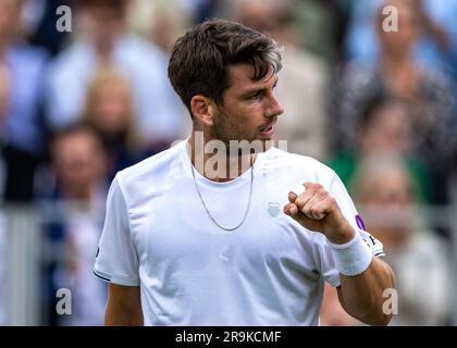 Cameron Norrie reagiert während seines ATP EXHO Singles-Spiels gegen Frances Tiafoe am ersten Tag des Giorgio Armani Tennis Classic im Hurlingham Club, London. Foto: Dienstag, 27. Juni 2023. Stockfoto