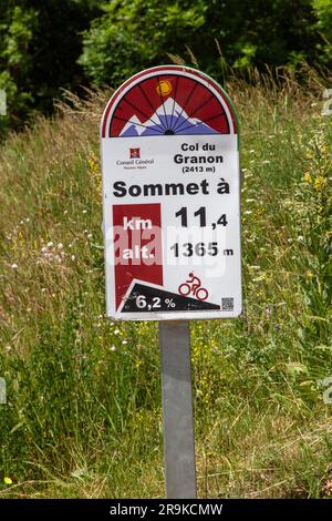 Gipfelschild des Obersten Granon, Hautes-Alpes, Frankreich, mit Suumit 11,4km und 1365m Stockfoto