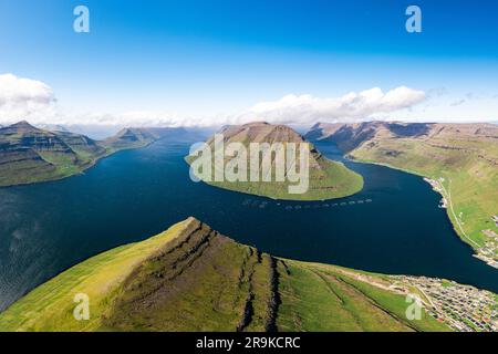 Panoramablick auf Kunoy Island und Klaksvik Stadt entlang des Fjords vom Berg Klakkur, Bordoy Island und den Färöern Stockfoto