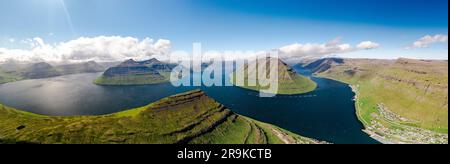 Panoramablick über die Insel Kunoy entlang des Fjords vom Berg Klakkur, Klaksvik, Bordoy Island, Färöer Inseln Stockfoto