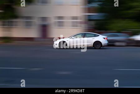 Berlin, Deutschland. 08. Juni 2023. 08.06.2023, Berlin. Ein Tesla Model 3 fährt über eine Hauptstraße im Berliner Stadtteil Steglitz (Aufnahme mit längerer Belichtungszeit inbegriffen). Das Model 3 von Tesla ist das meistverkaufte Elektroauto der Welt. Kredit: Wolfram Steinberg/dpa Kredit: Wolfram Steinberg/dpa/Alamy Live News Stockfoto