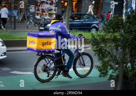 Berlin, Deutschland. 20. Mai 2023. 20.05.2023, Berlin. Ein Bote des Lieferservice Getir fährt sein Fahrrad, ein E-Bike, auf einem grünen Radweg im Berliner Stadtteil Steglitz. Getir ist ein türkisches Start-up. Der Hauptsitz des Unternehmens befindet sich in Istanbul, Türkei. Kredit: Wolfram Steinberg/dpa Kredit: Wolfram Steinberg/dpa/Alamy Live News Stockfoto