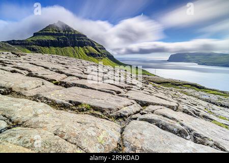 Steinerne natürliche Wanderwege zu den Bergen, den Färöern Stockfoto