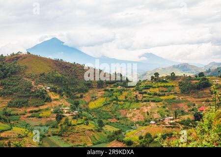 Malerischer Blick auf die Stadt Kisoro mit Mount Muhabura im Hintergrund im ländlichen Uganda Stockfoto