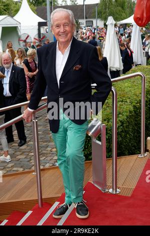 Aachen, Deutschland. 27. Juni 2023. Der Moderator Max Schautzer besucht die MediaNight während der CHIO-Pferdeshow. Kredit: Henning Kaiser/dpa/Alamy Live News Stockfoto