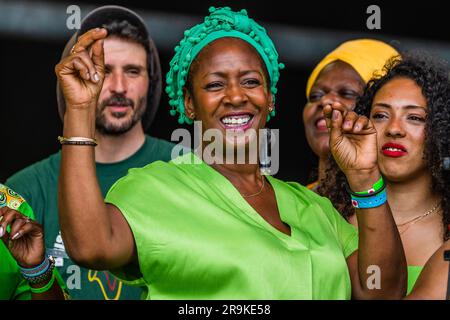 Das Bristol Reggae Orchestra zeigt den Windrush Chor auf der Pyramide in der Woche, die 75 Jahre seit der Ankunft von HMT Empire Windrush - Sonntag auf dem Glastonbury Festival 2023, Worthy Farm, Glastonbury, beginnt. Stockfoto