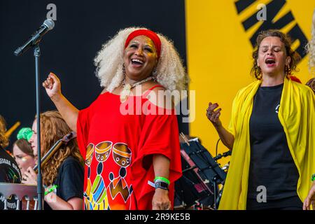 Das Bristol Reggae Orchestra zeigt den Windrush Chor auf der Pyramide in der Woche, die 75 Jahre seit der Ankunft von HMT Empire Windrush - Sonntag auf dem Glastonbury Festival 2023, Worthy Farm, Glastonbury, beginnt. Stockfoto