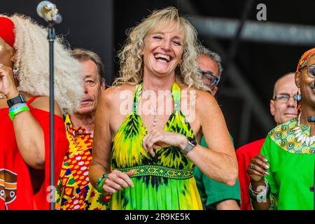 Das Bristol Reggae Orchestra zeigt den Windrush Chor auf der Pyramide in der Woche, die 75 Jahre seit der Ankunft von HMT Empire Windrush - Sonntag auf dem Glastonbury Festival 2023, Worthy Farm, Glastonbury, beginnt. Stockfoto