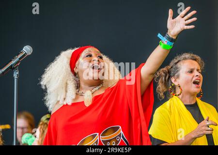 Das Bristol Reggae Orchestra zeigt den Windrush Chor auf der Pyramide in der Woche, die 75 Jahre seit der Ankunft von HMT Empire Windrush - Sonntag auf dem Glastonbury Festival 2023, Worthy Farm, Glastonbury, beginnt. Stockfoto