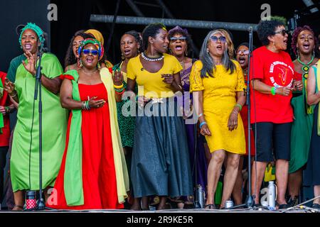 Das Bristol Reggae Orchestra zeigt den Windrush Chor auf der Pyramide in der Woche, die 75 Jahre seit der Ankunft von HMT Empire Windrush - Sonntag auf dem Glastonbury Festival 2023, Worthy Farm, Glastonbury, beginnt. Stockfoto