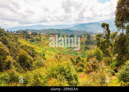 Malerischer Blick auf die Stadt Kisoro mit Mount Muhabura im Hintergrund im ländlichen Uganda Stockfoto